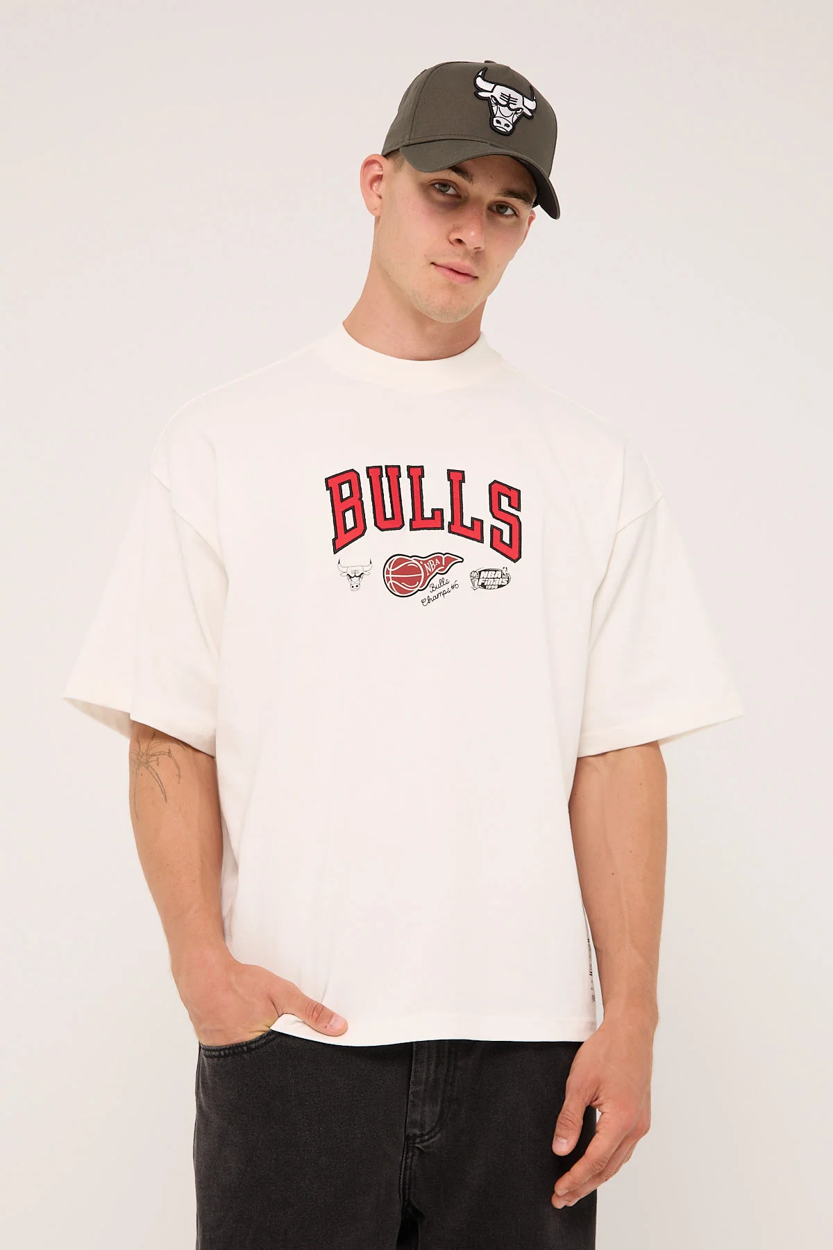 Windy City Dynasty Tee Bull Vintage White